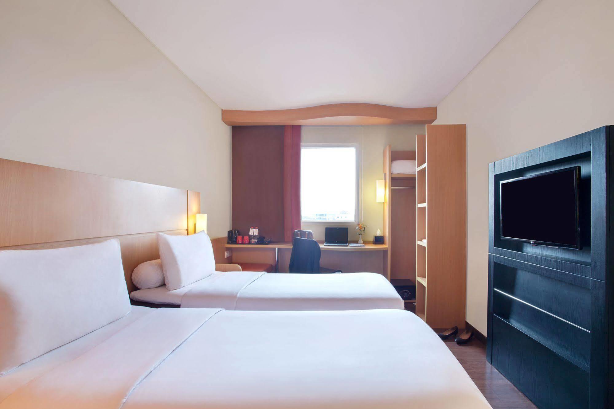 Ibis Surabaya City Center Exterior foto